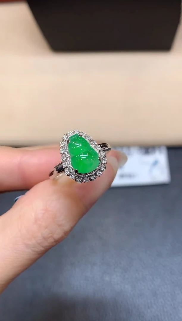 18K金镶嵌戒指翡翠葫芦【无服务费