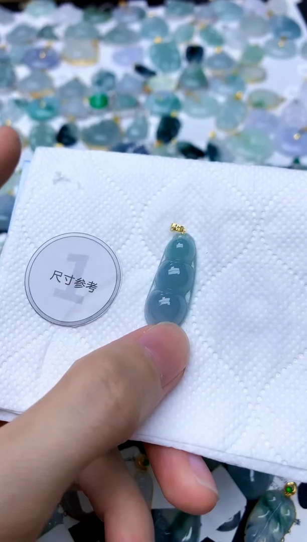 颈饰18K金镶嵌翡翠天然A货翡翠