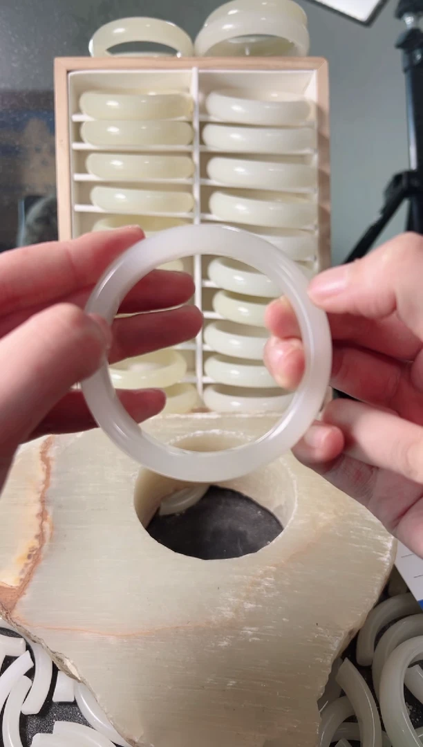 【闪购商品】石英质玉（金丝玉）手镯未镶嵌荔枝冻白光手镯 61宽胎