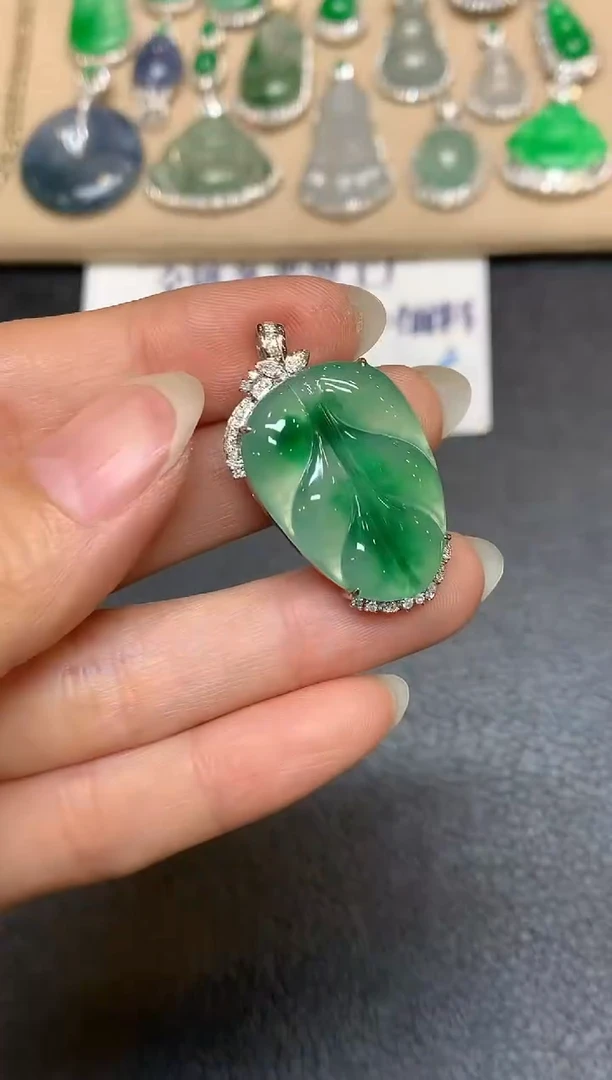 颈饰18K金镶嵌翡翠树叶【无服务费