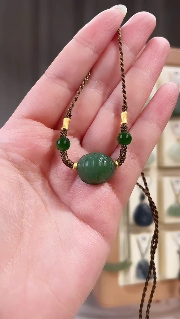 颈饰未镶嵌和田玉（碧玉）14.7*13*12.2毫米碧玉富甲天下