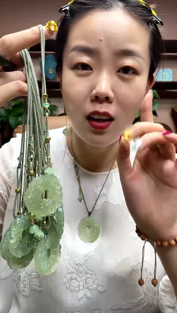 岫玉未镶嵌吊坠多样性发货发其中之一