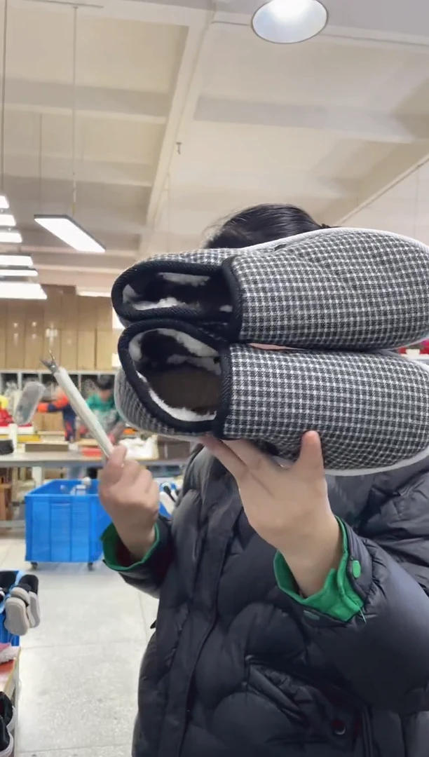 机纳底黑灰格棉鞋43码