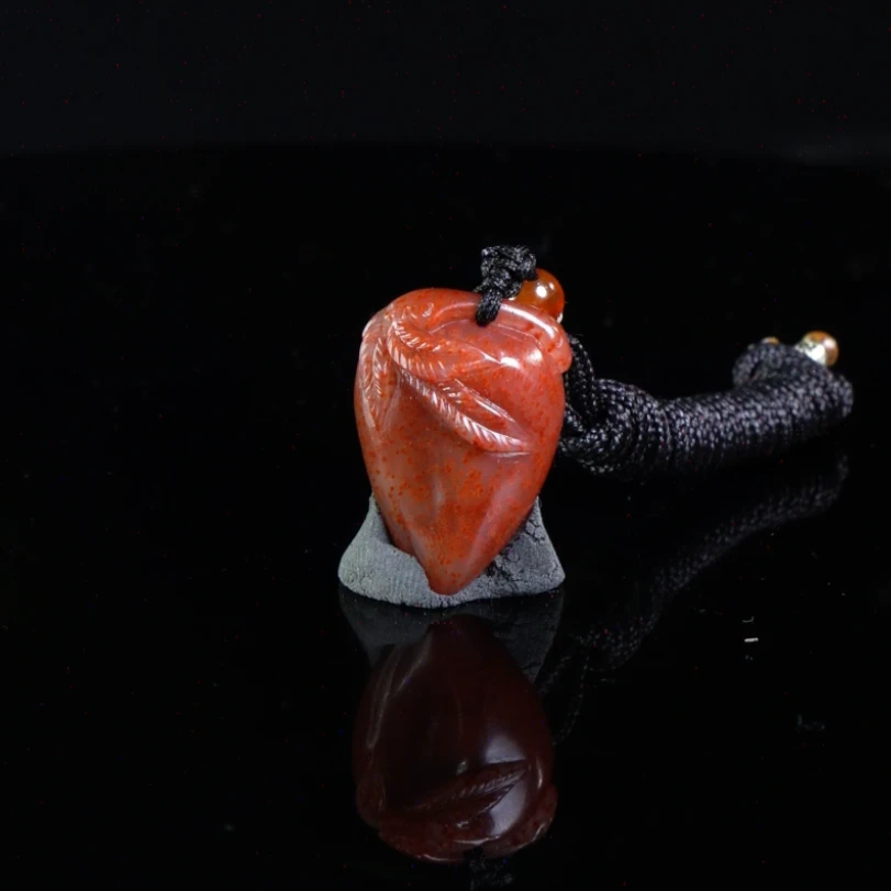 Lot.8.寿山石水洞桃花寿桃挂件10.8克2.9x1.9x1.2cm