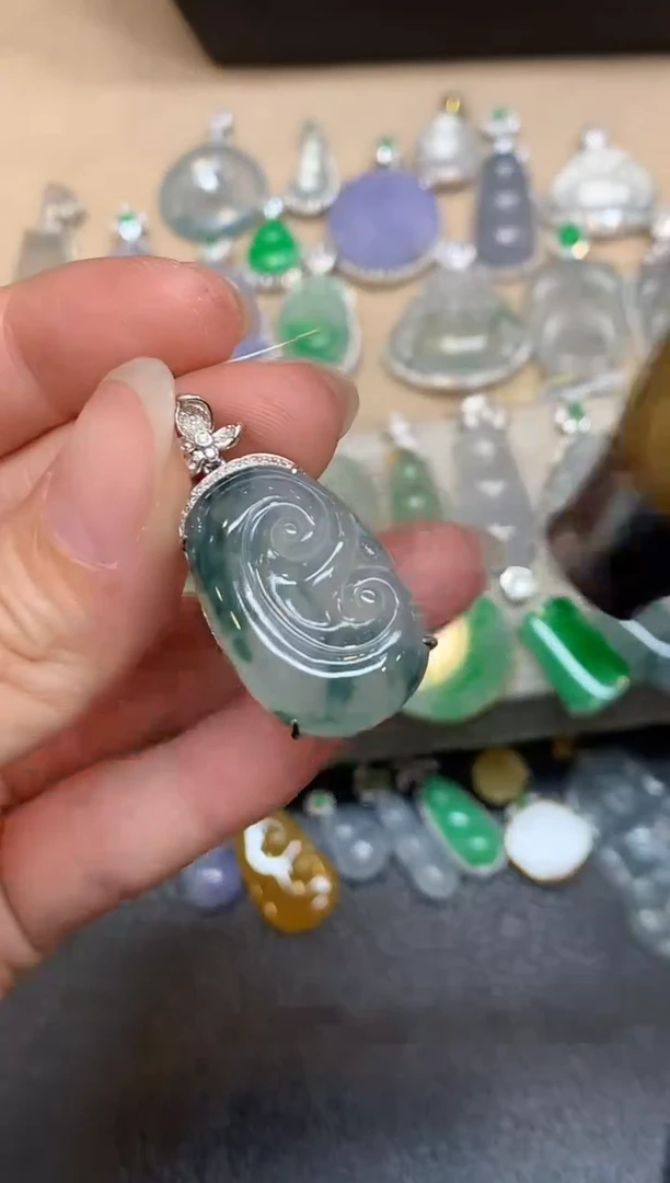 颈饰18K金镶嵌翡翠如意【无服务费