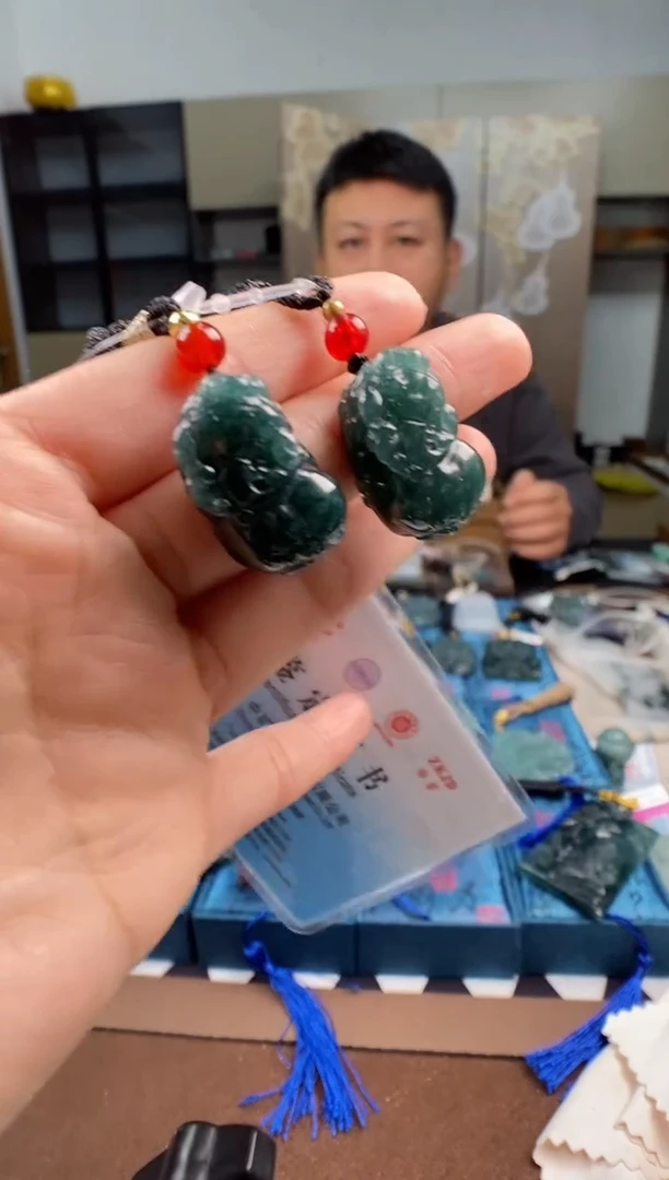 颈饰未镶嵌翡翠  多样性发其一