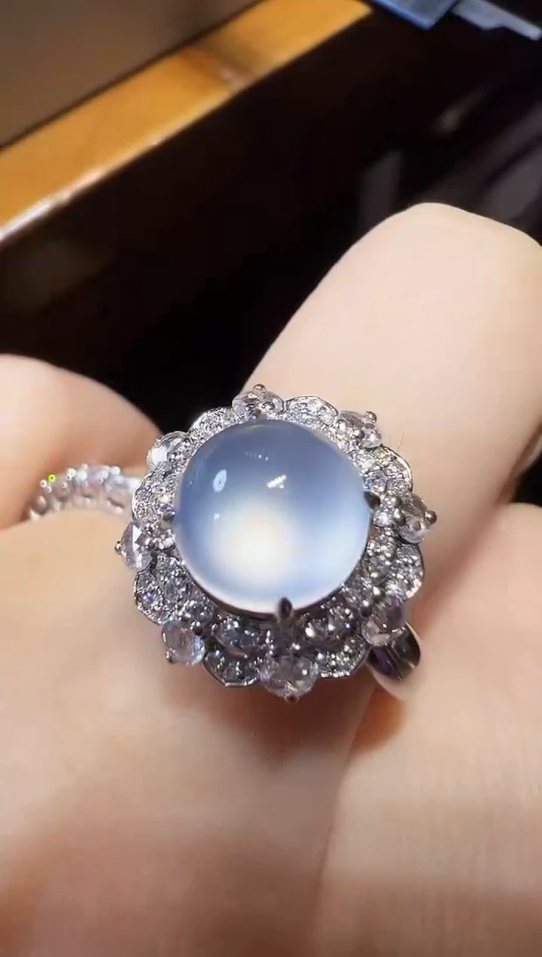 18K金镶嵌戒指翡翠蛋面