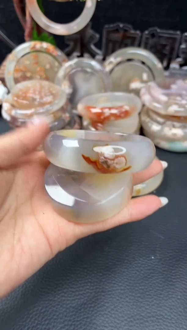 未镶嵌手镯（圆镯）石英质玉56