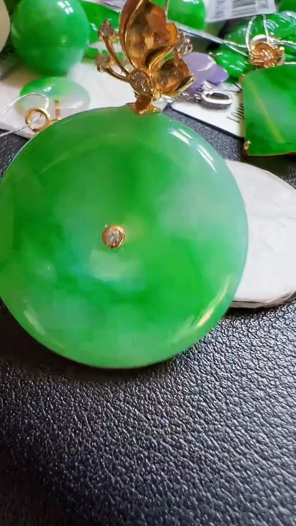 颈饰18K金镶嵌翡翠扣