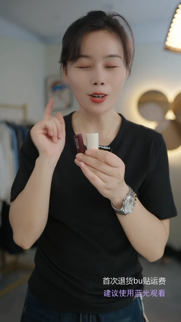 唇膏两只 玫瑰香味或者甘草香味自行备注