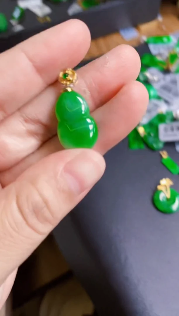 翡翠18K金镶嵌颈饰葫芦