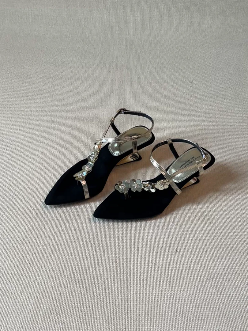 付小兮2025新款亮片花朵尖头套趾凉鞋女夏简约精致一字带坡跟凉鞋