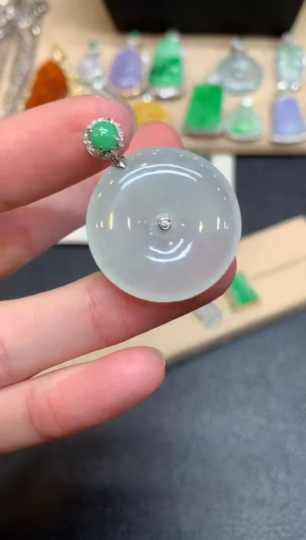 【闪购商品】翡翠颈饰18K金镶嵌平安扣【无服务费】