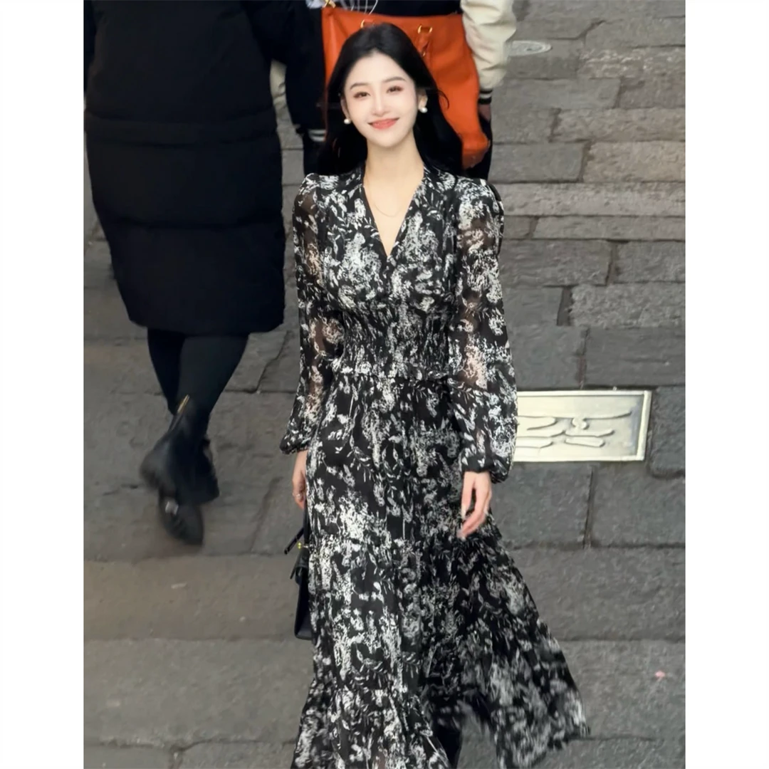 法式度假风收腰碎花V领长袖连衣裙女2025春季新款收腰显瘦A字长裙