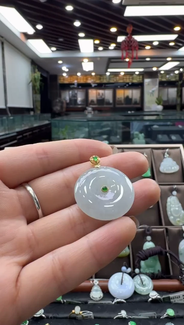 颈饰18K金镶嵌翡翠平安扣