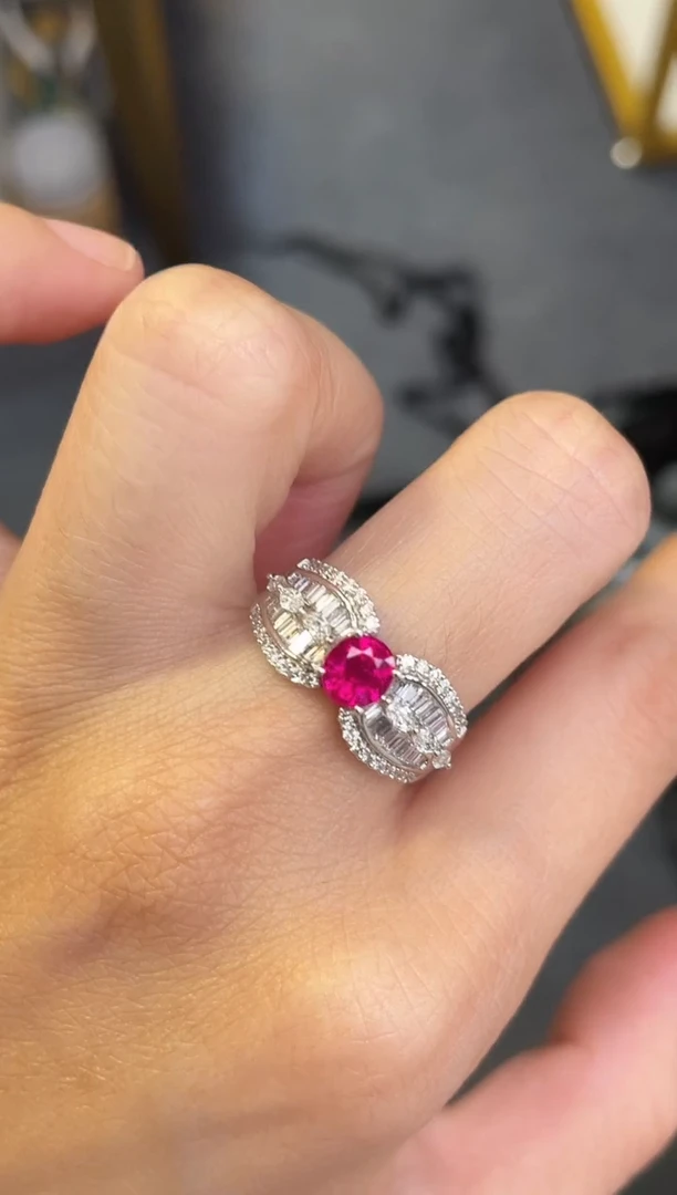 18K金镶嵌戒指红宝石鸽血红主石：0.83ct