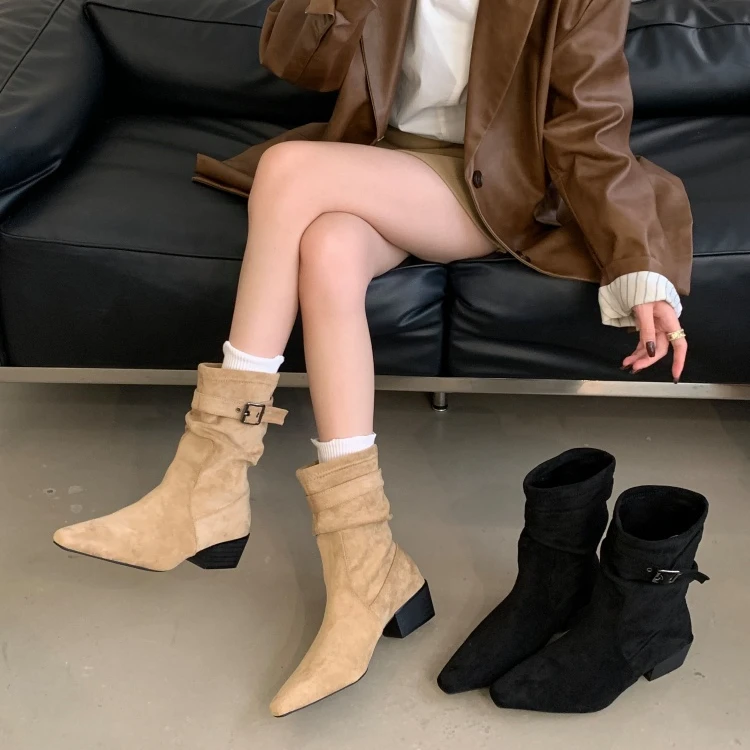 皮带扣皱褶绒面短靴女2025秋季新款粗中跟尖头套筒时装骑士靴