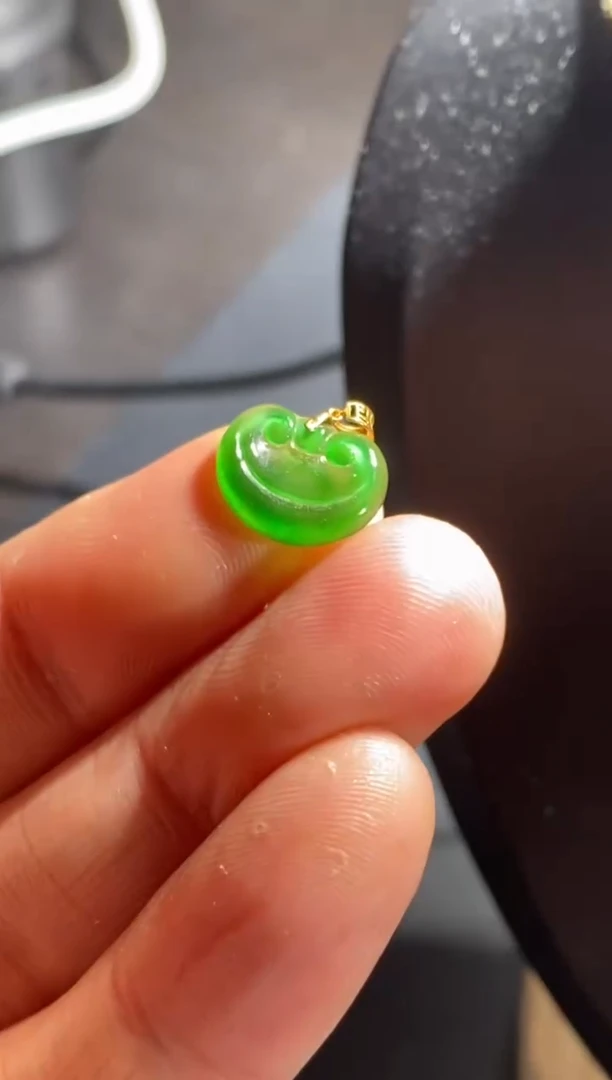 颈饰18K金镶嵌翡翠