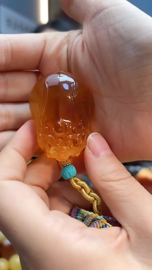 琥珀颈饰未镶嵌手把件