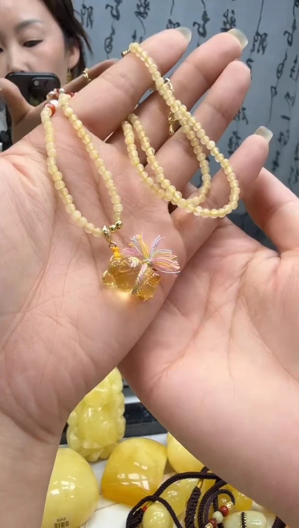 未镶嵌琥珀裸石如图