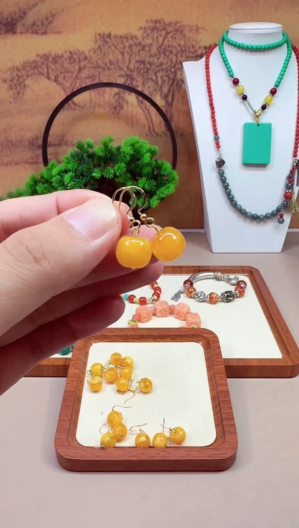 14K金镶嵌蜜蜡耳饰E01