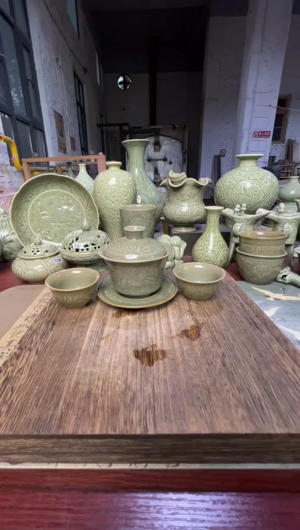 微瑕耀州窑莲纹三才盖碗+莲纹小杯2