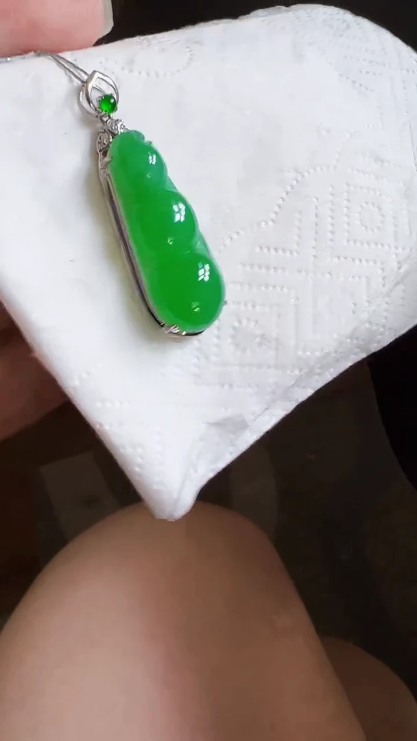 颈饰18K金镶嵌翡翠豆