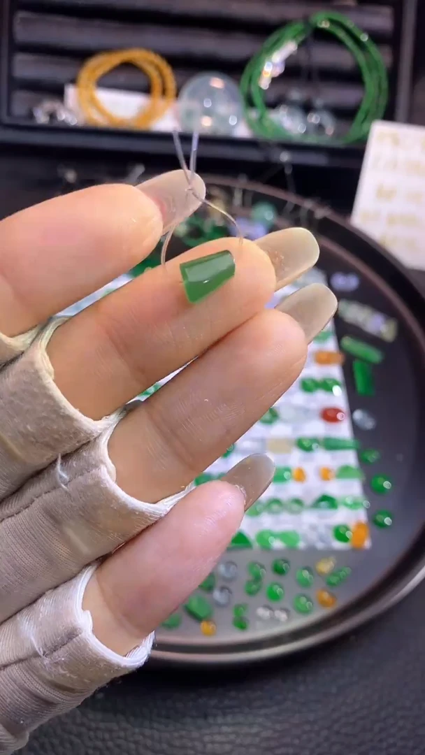翡翠挂件未镶嵌切割