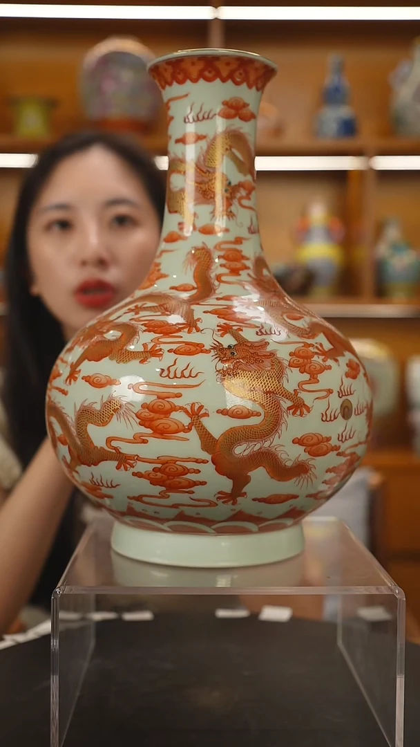 其他矾红群龙纹赏瓶一只