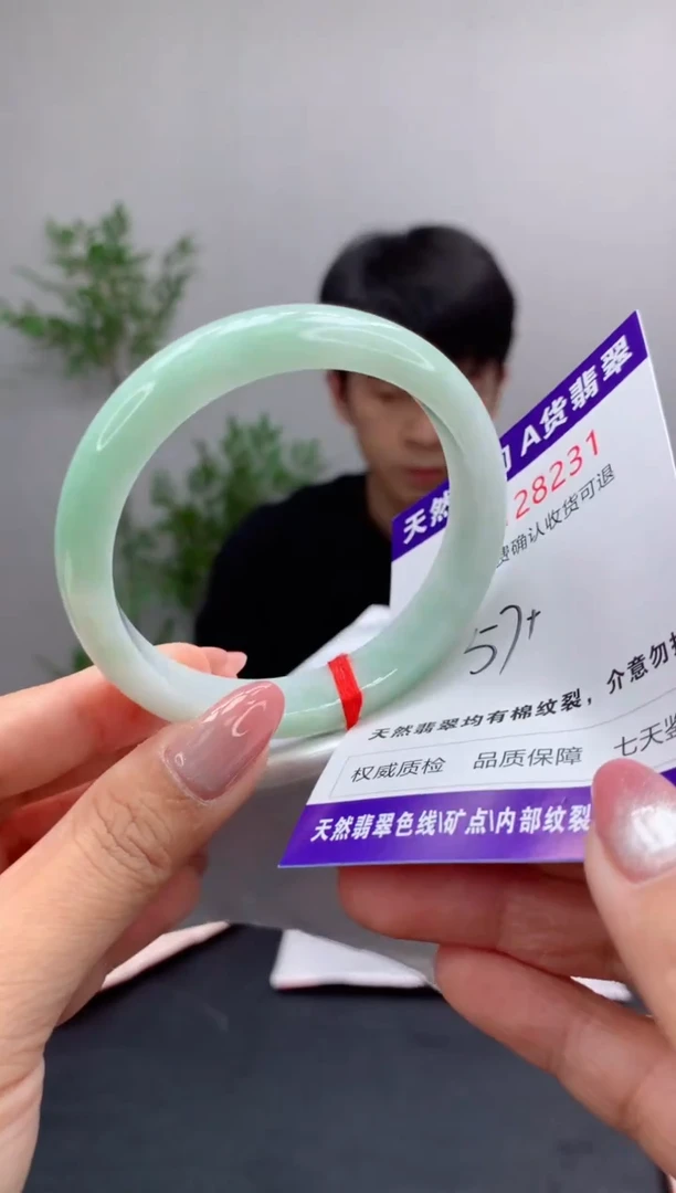 未镶嵌手镯翡翠有纹，完美者勿拍