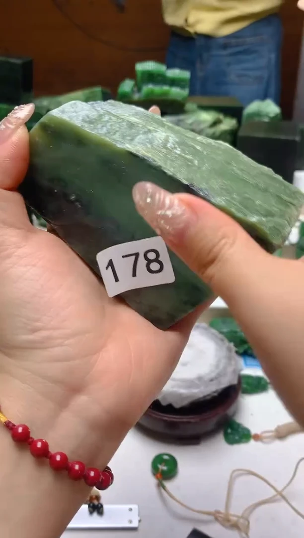 未镶嵌和田玉（碧玉）珠宝半成品0