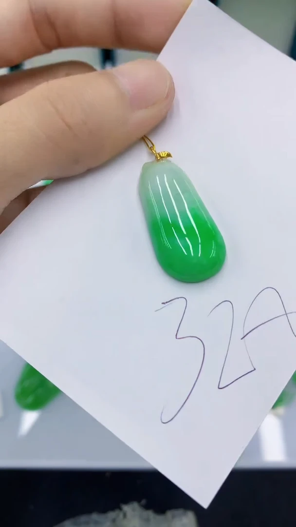 翡翠18K金镶嵌颈饰翡翠