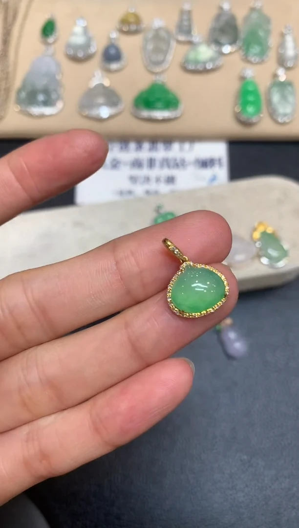 颈饰18K金镶嵌翡翠蛋面【无服务费【48小时鉴赏期】