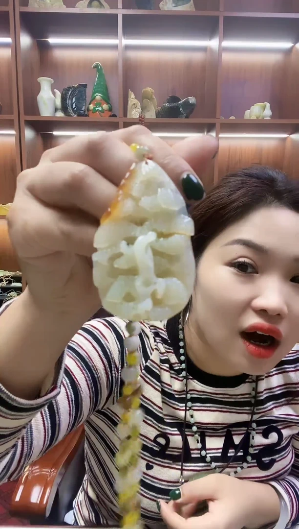 未镶嵌蛇纹石玉吊坠