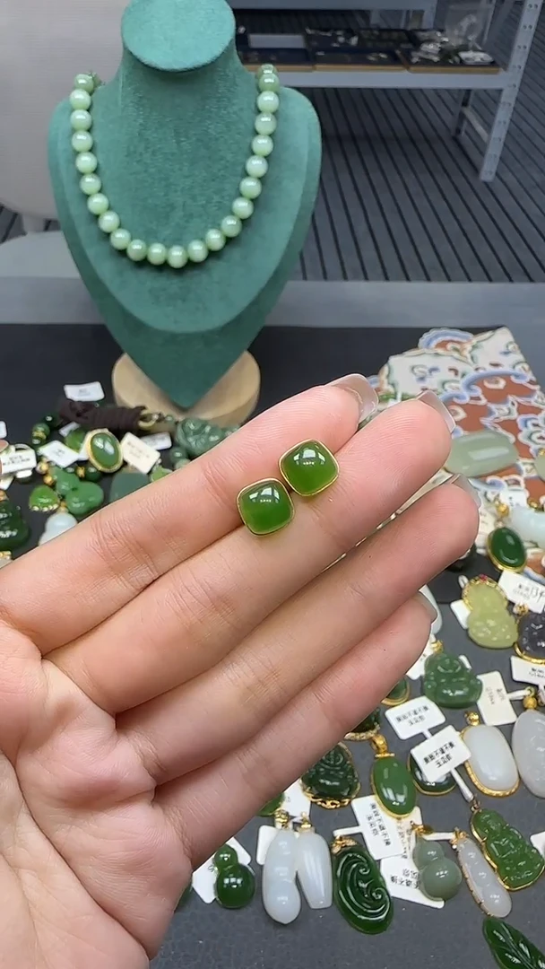 18K金镶嵌和田玉耳饰1