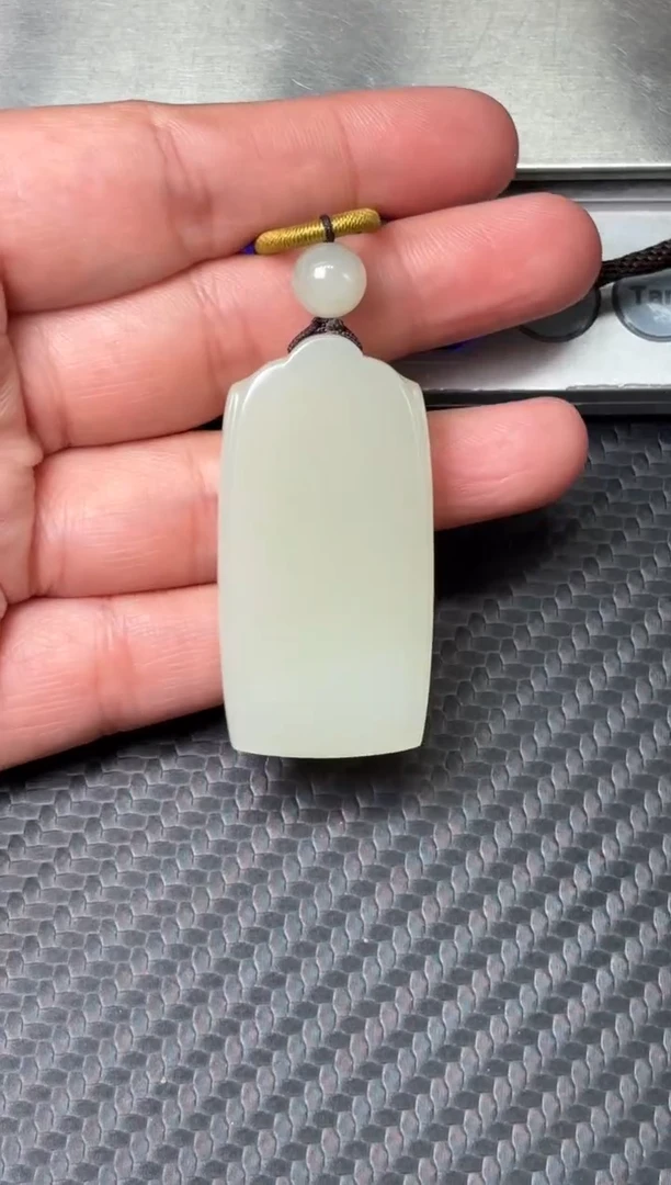 吊坠(赠链)未镶嵌和田玉且末迪克兰一细微色差吊坠