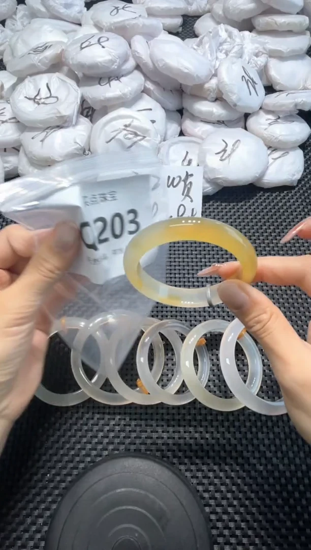 玛瑙/玉髓手镯未镶嵌Q203
