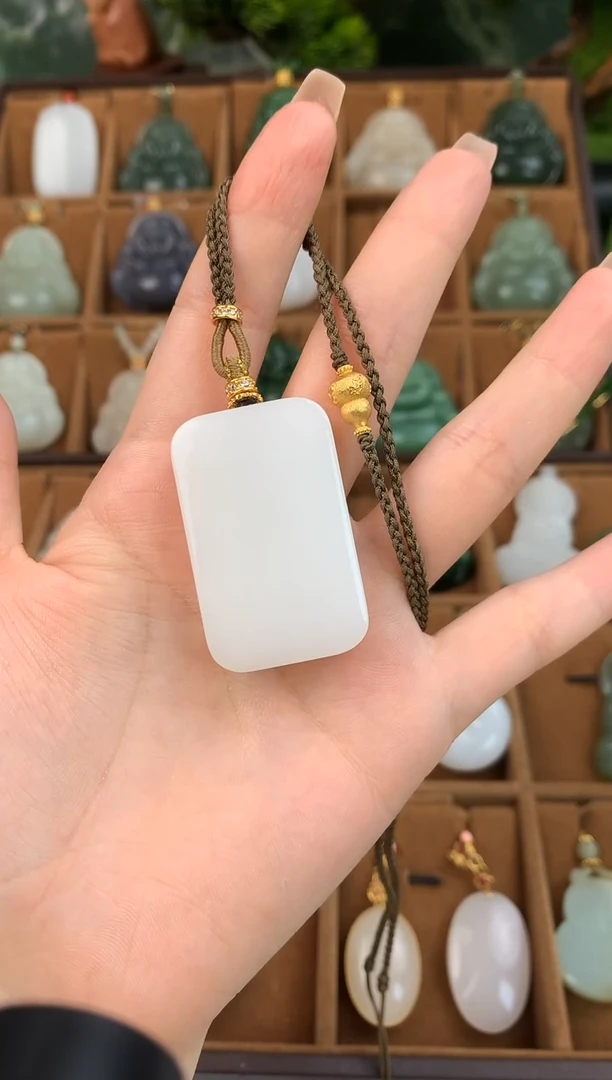 颈饰未镶嵌和田玉吊坠