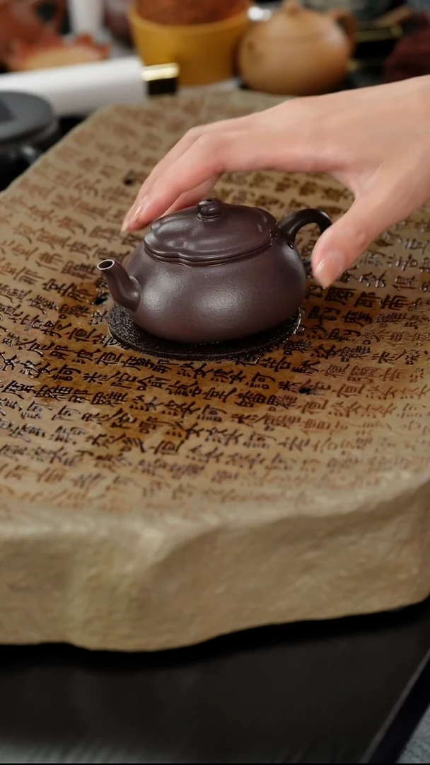 茶壶紫砂愉**友喜门紫泥筋纹腰圆海棠140cc