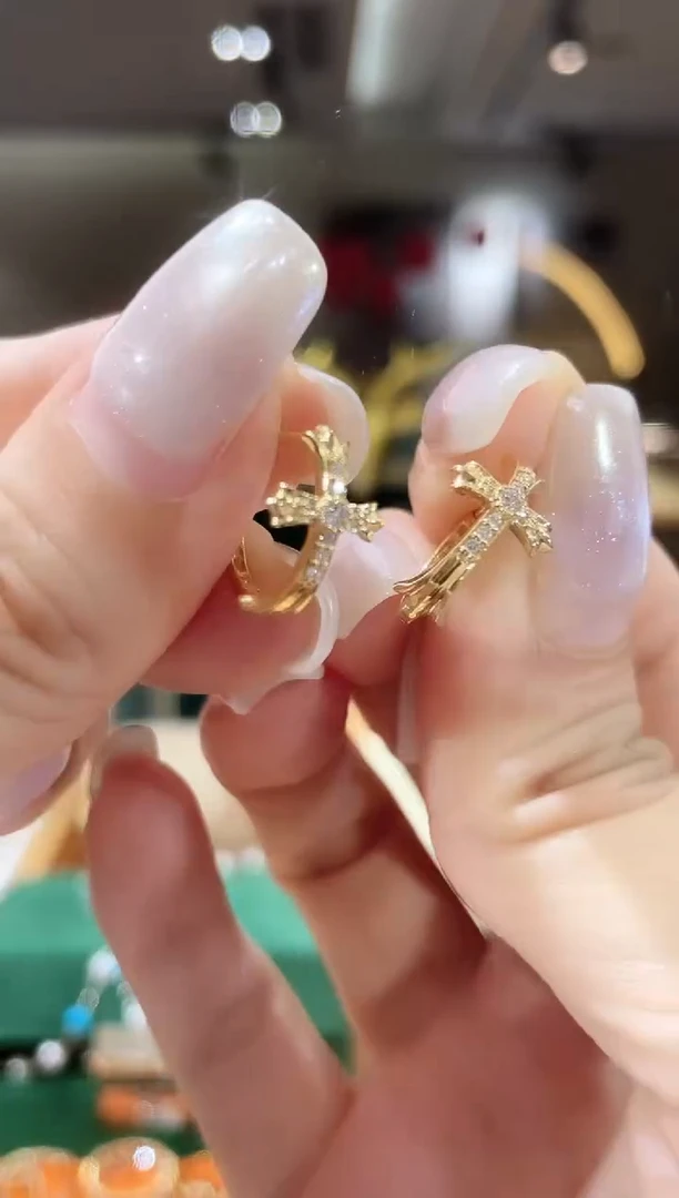 耳饰18K金镶嵌钻石耳钉