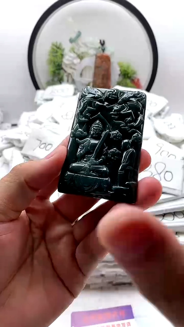 翡翠未镶嵌颈饰虚空藏