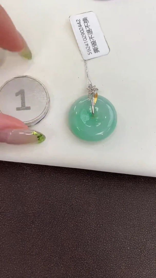 颈饰18K金镶嵌翡翠天然缅甸a货翡翠