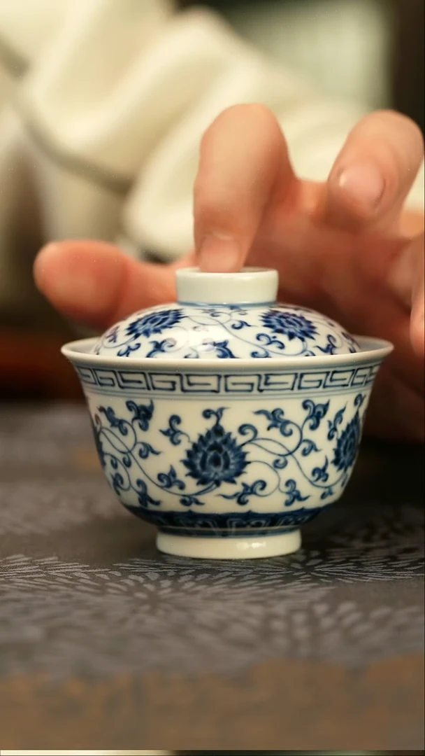 中式特价仿明青花缠枝莲盖碗