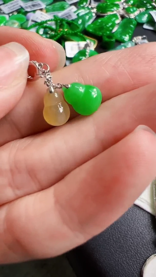 颈饰18K金镶嵌翡翠葫芦