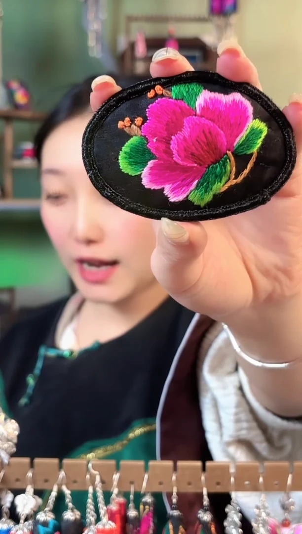 彩云南阁非遗老绣饰品715*