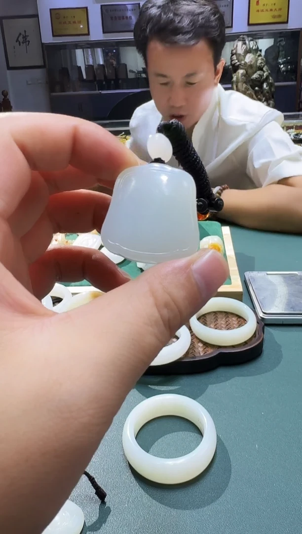 颈饰未镶嵌和田玉（白玉）小平安无事牌