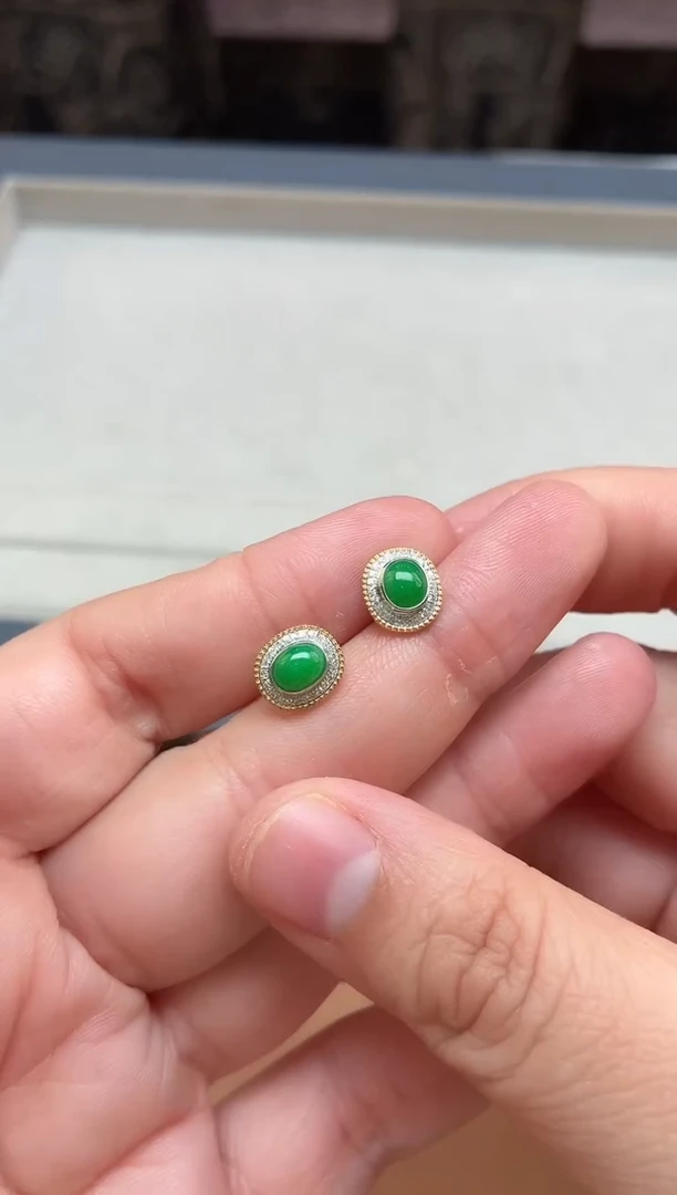 颈饰18K金镶嵌翡翠绿蛋