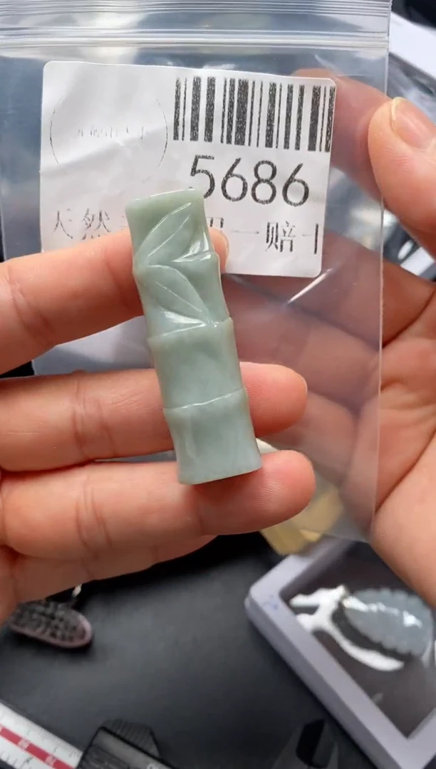 翡翠未镶嵌吊坠(不含链)5686