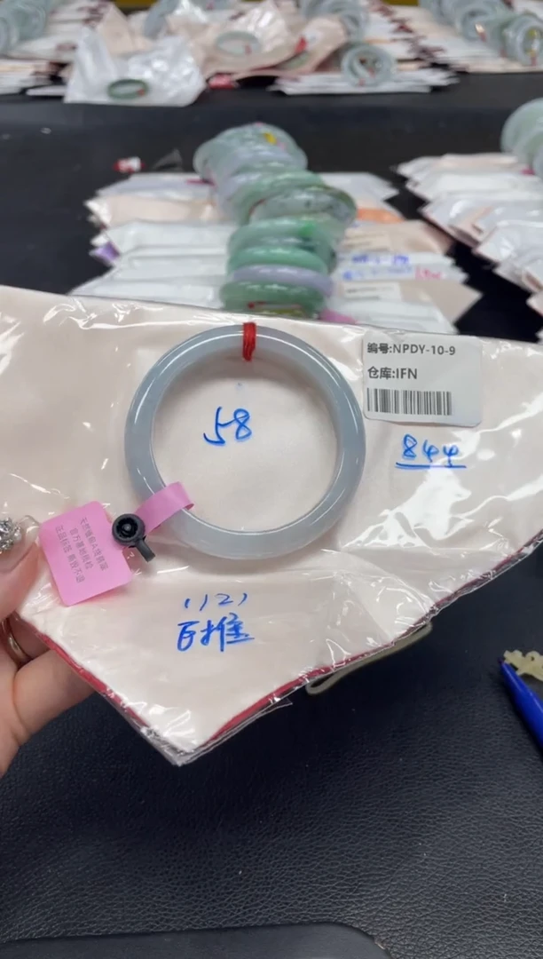 翡翠手镯未镶嵌翡翠手镯