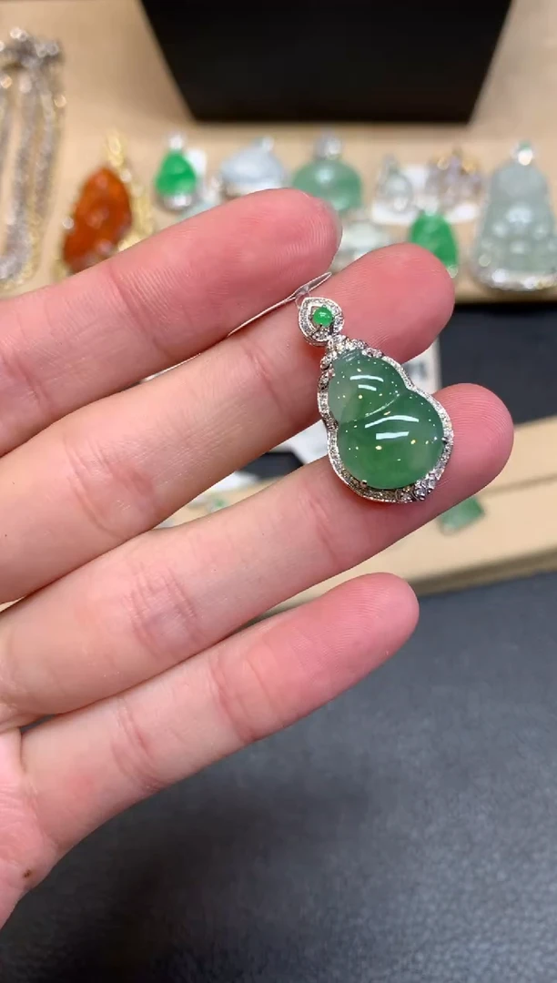 【闪购商品】翡翠颈饰18K金镶嵌葫芦【无服务费】